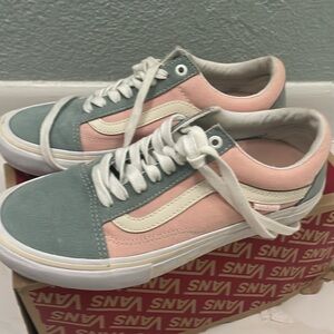 Vans authentic iconic low top side-stripe shoe.